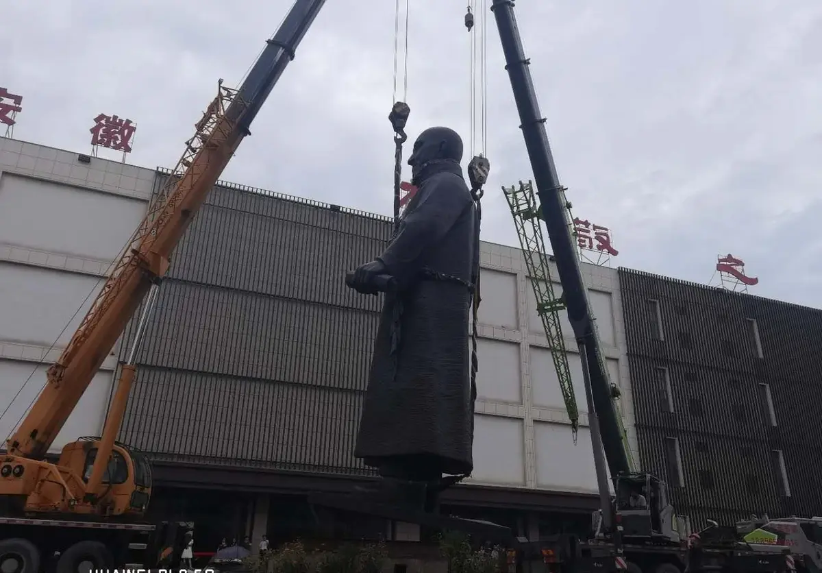 Large sculpture positioned in mid-air by cranes