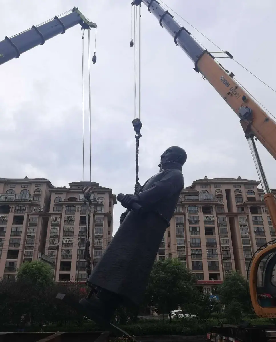 Sculpture laid onto a transport truck after lifting